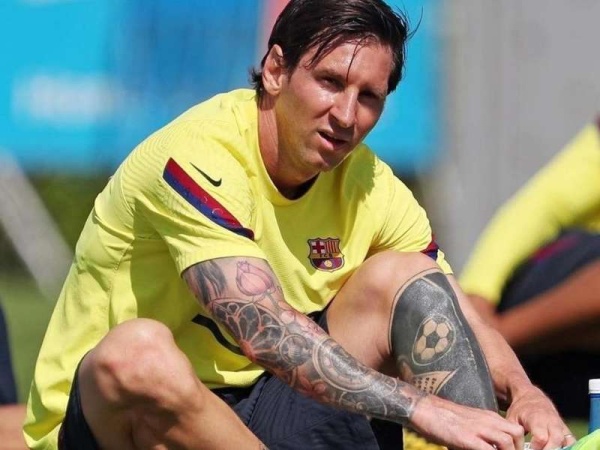 Sin barba y con pelo largo, Messi volvió a entrenar en Barcelona