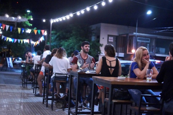 Gastronómicos platenses llevan su reclamo a la legislatura y esperan un guiño de Provincia