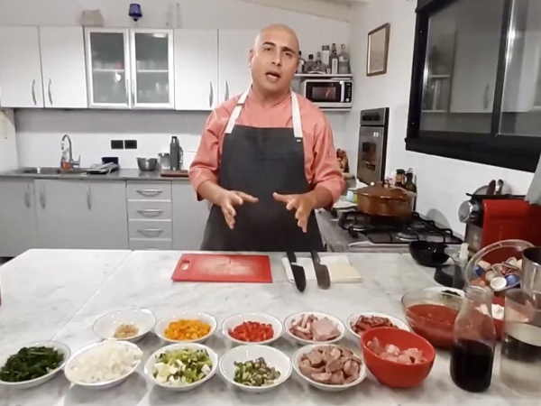El chef platense Martín Pietromónaco, te enseña a hacer Guiso de Lentejas servido en Pan de Campo