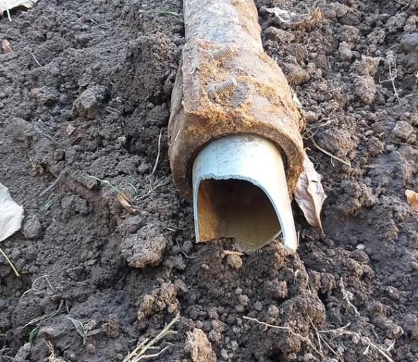 &quot;Explotó&quot; una vereda en La Plata y los vecinos se quedaron sin agua