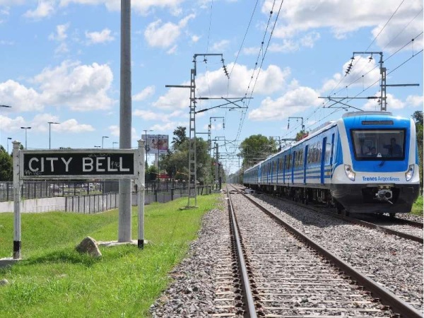 City Bell: intentó quitarse la vida en las vías del tren y un policía salvó su vida