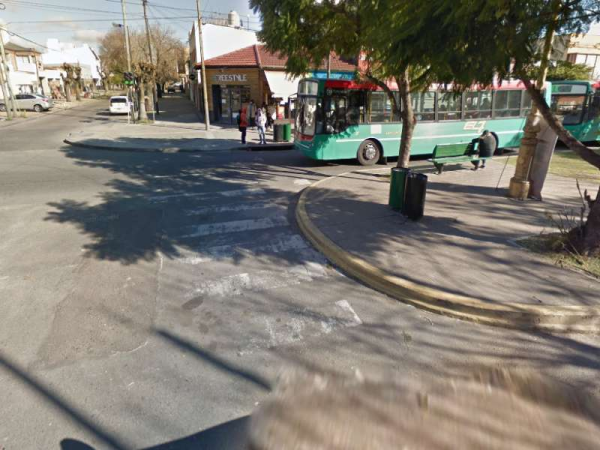 Los Hornos, al rojo vivo: dos delincuentes armados le robaron el auto a un vecino 