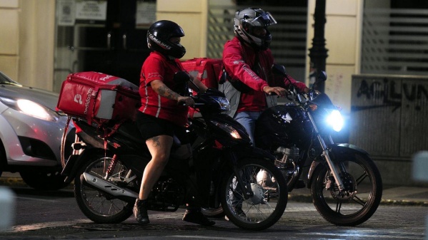 En las noches de cuarentena de La Plata los repartidores no respetan los semáforos y andan a toda velocidad 