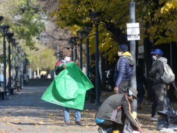 M&aacute;xima tensi&oacute;n entre manteros y la polic&iacute;a en pleno centro de La Plata