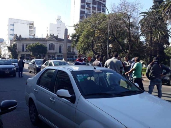 Taxistas y remiseros platenses irrumpieron la sesión del Concejo Deliberante