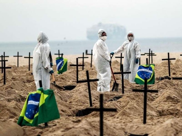 En las playas de Brasil caban fosas como señal de protesta a las políticas sanitarias de Bolsonaro