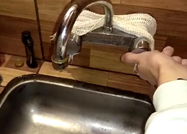 Bronca vecinal: Llamó 15 veces a ABSA, lleva 2 meses sin agua y no se puede bañar