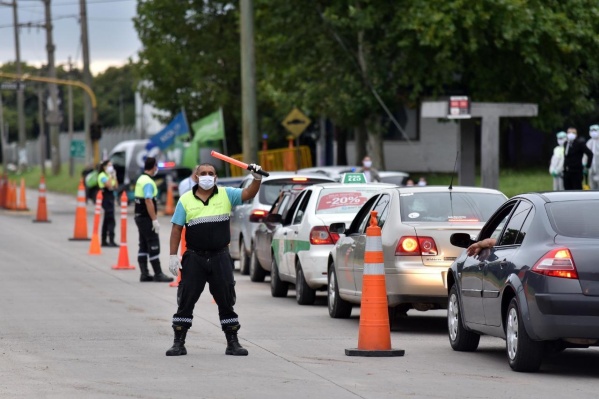 Multarán con hasta $2.500 a los platenses que violen la cuarentena varias veces