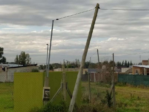 Vecinos de Sicardi reclamaron a Edelap la sustitución de un poste de luz 