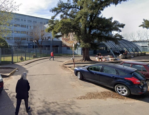 Una mujer fue tirada desde un auto en movimiento en La Plata en medio de una discusión