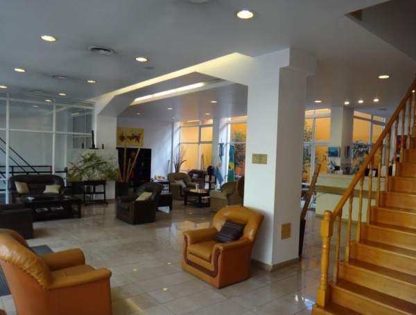 En La Plata ya temen por un &quot;cementerio de hoteles&quot; y una dueña habló de un &quot;barco semihundido&quot;