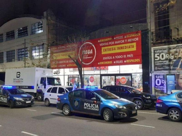 La policía de la Ciudad de Buenos Aires desbarató una fiesta electrónica en una mueblería en plena cuarentena 