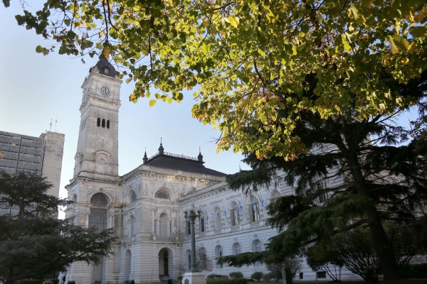 Garro tendría 18 cuotas para devolver el salvataje de Kicillof: de qué depende todo