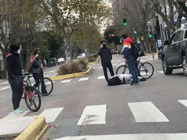 Un hombre tirado en el centro platense sorprendió a los automovilistas en el primer día de la cuarentena estricta