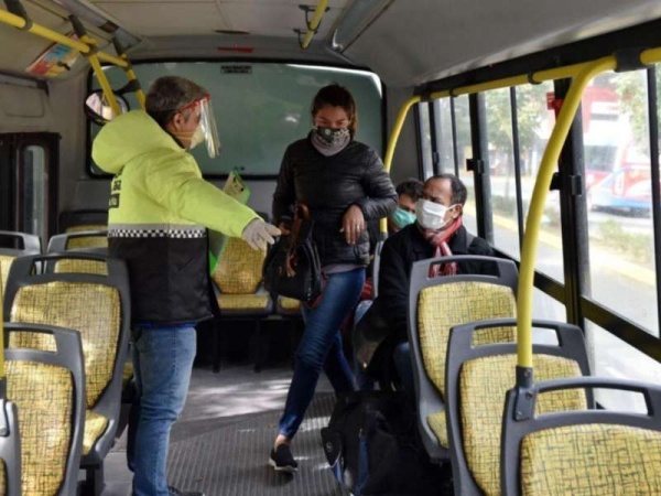 Trabajadores se quejan que los bajan de los transportes públicos mientras los comercios siguen abiertos