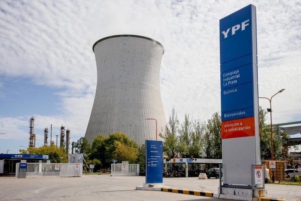 Ya hay 10 casos positivos en YPF Ensenada y tuvieron que aislar a 28 empleados