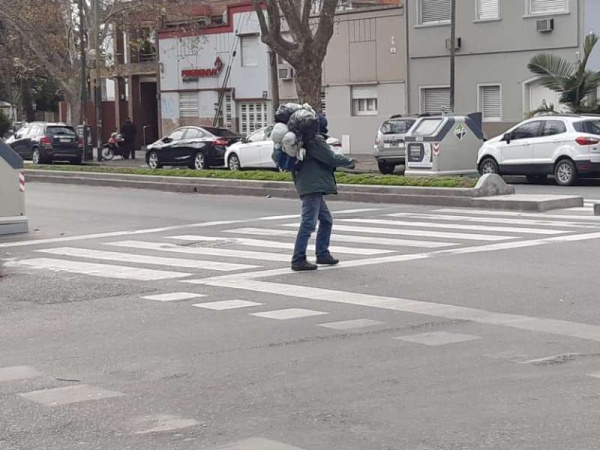 Un hombre desquiciado y a los gritos alteró la paz de la cuarentena en las calles de La Plata