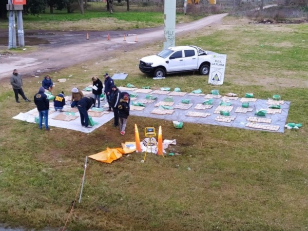 Tras persecución, volcó su camioneta con 600 kilos de marihuana en Abasto y escapó corriendo 