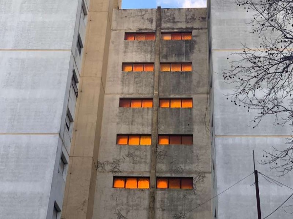 Un edificio platense parece prendido fuego pero en realidad es otra cosa