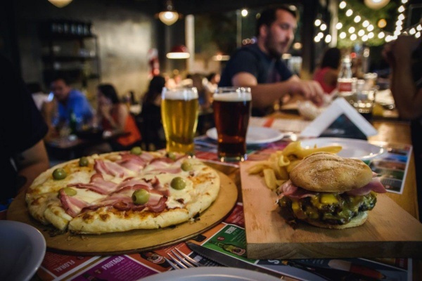 Restaurantes, bares y salones de La Plata tendrán beneficios si avanza una ley en la legislatura
