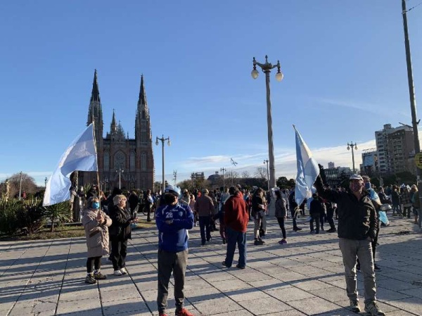 Anti cuarentena y grupos macristas rompieron el confinamiento y protestaron en Plaza Moreno