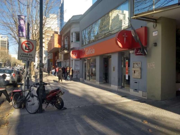 Bronca generalizada en los usuarios del Banco Galicia de La Plata por el mal funcionamiento de los cajeros
