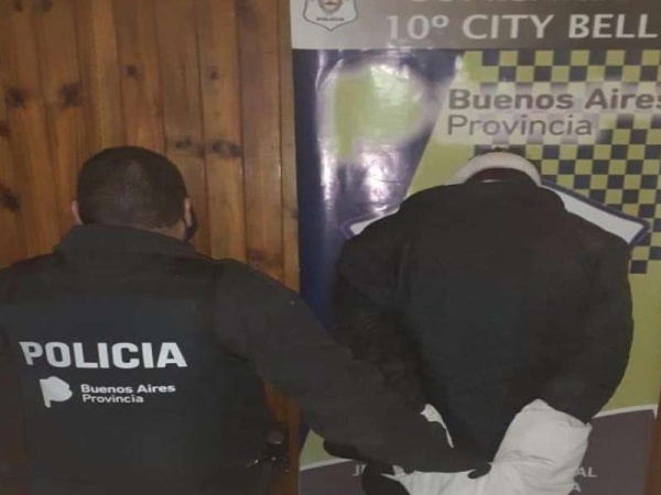 La Polic&iacute;a lo detuvo cuando caminaba con el rostro ensangrentado y un televisor de 55 pulgadas en City Bell