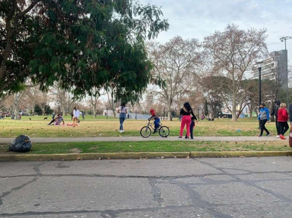 Al carajo el coronavirus: este lunes en La Plata salieron todos, todas y todes