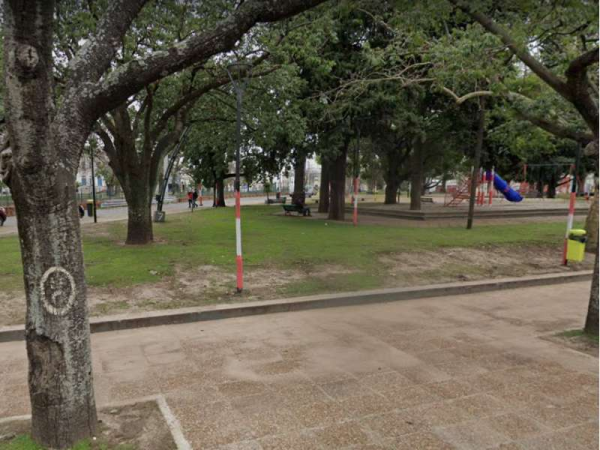 Se emborracharon en una plaza de La Plata y golpearon a un amigo para que les practique sexo oral: acabaron detenidos