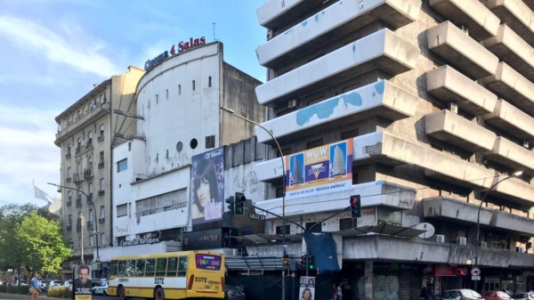 Vecinos del edificio de 7 y 50 indignados con Wow y Prixma porque nunca lo terminaron de pintar