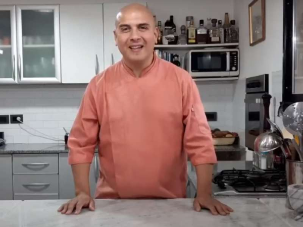 El chef platense Martín Pietromónaco te enseña a hacer una Fugazzeta rellena 
