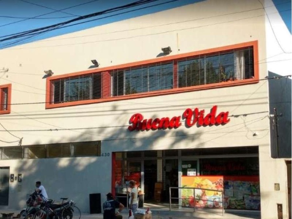 Video: quiso entrar a un supermercado de La Plata borracho, no lo dejaron y empezó a gritar con insultos