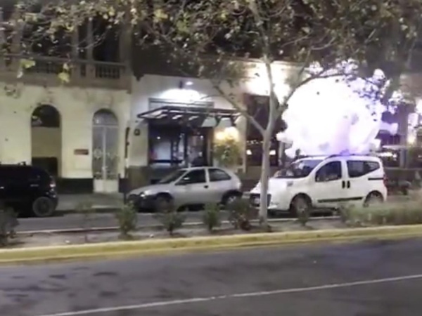 Video: Un auto con un coronavirus luminoso se pase&oacute; por el centro platense