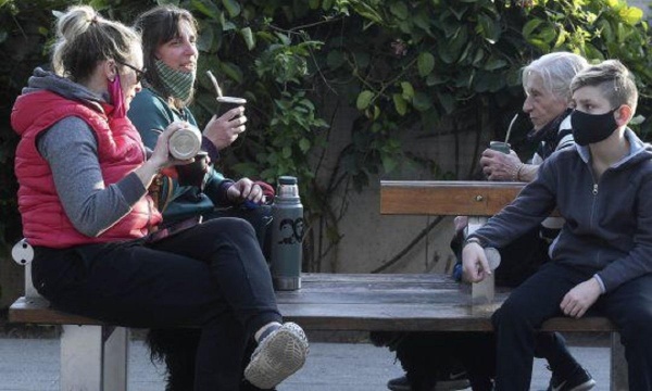 Prohibieron las reuniones sociales en La Plata y el resto del país por 15 días por aumento de contagios