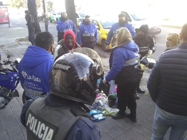 Comerciantes de La Plata denunciaron una red de &quot;evasión y explotación&quot; en la venta ilegal callejera