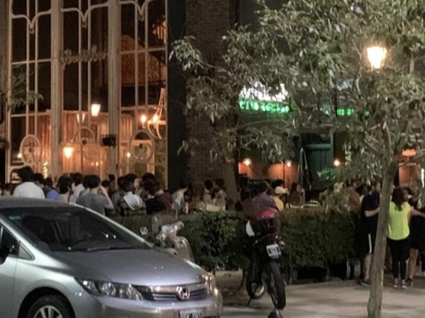 Clausuraron un bar de Recoleta lleno de gente y sin barbijos por una denuncia en las redes