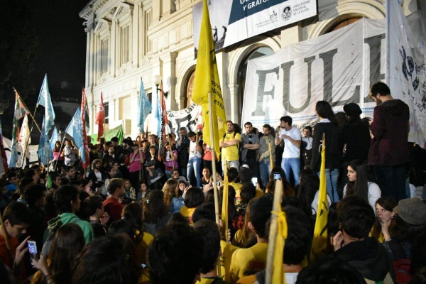 Se hartaron los alumnos de la UNLP y coparán el Rectorado de La Plata con corte de calle