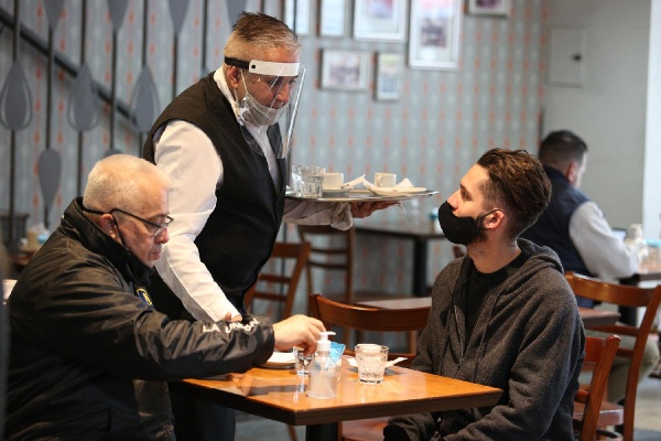 Se define si los restaurantes de La Plata abren en las últimas dos semanas de agosto o en la primera de septiembre