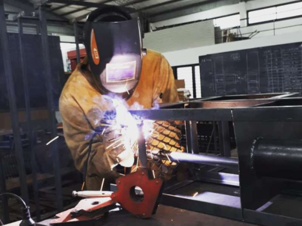 Docentes y alumnos de Ingeniería de la UNLP crearon la &quot;estufa solidaria&quot;