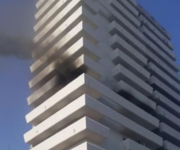 Se incendió el octavo piso del edificio de 7 y 50 y tuvieron que evacuar a todos