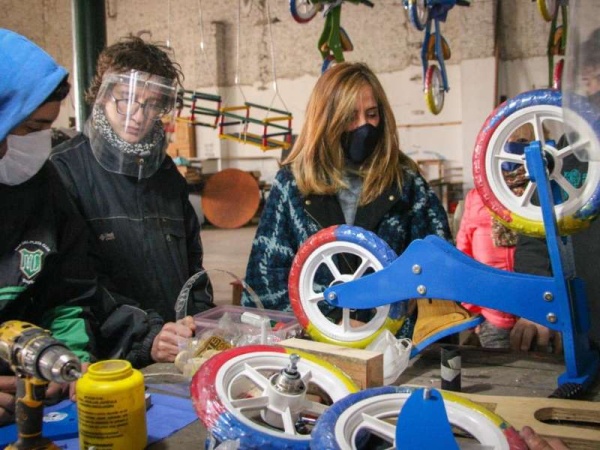 Tolosa Paz visitó el polo productivo ferroviario de La Plata donde se fabrican juguetes
