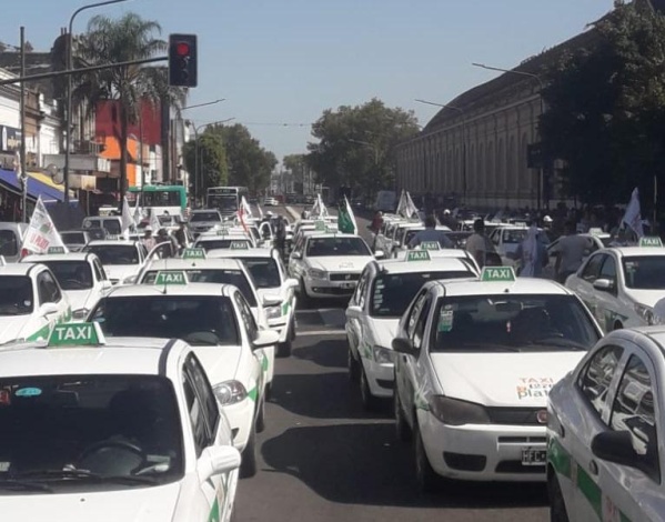 Taxistas platenses alertan por la llegada de Uber Taxi y desde el municipio aseguran que es ilegal