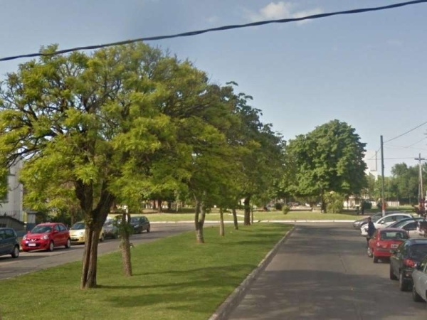 Búsqueda desesperada de una joven platense desaparecida luego de ser perseguida por un auto azul