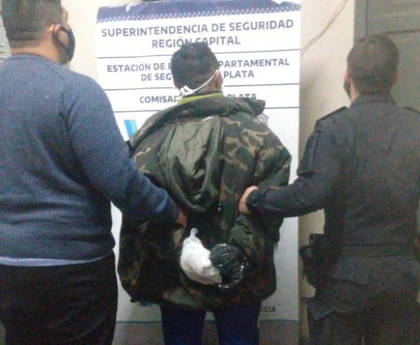 Dos vecinos platenses se pelearon por sus hijas: uno sacó el arma y le disparó al otro