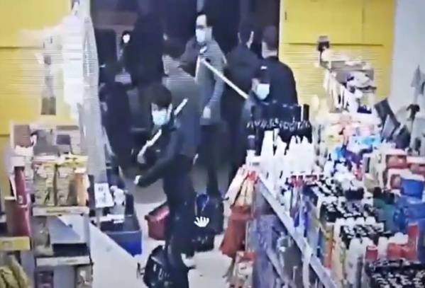Mafia China de La Plata: Allanaron dos supermercados de Tolosa y San Carlos, y hallaron armas y municiones