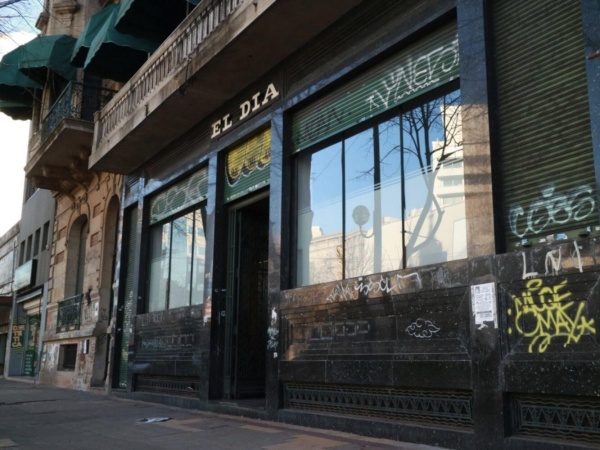 Tras un caso positivo de COVID-19, trabajadores del diario El Día denuncian que la Municipalidad nunca fue a desinfectar