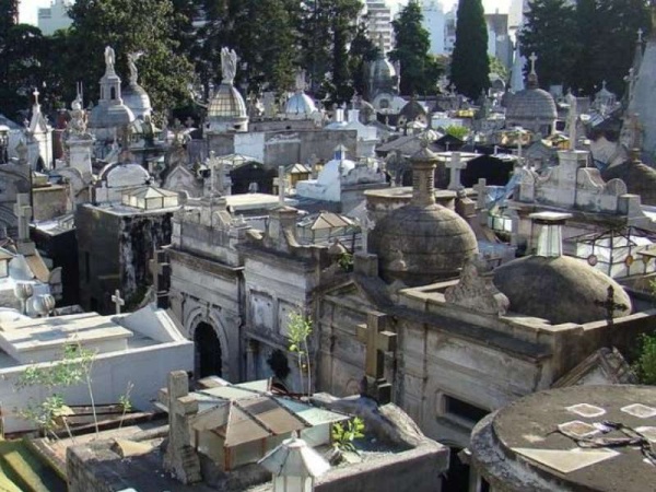El lunes reabren los cementerios en CABA
