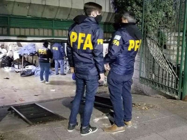 Trabajaba clandestinamente en un taller textil de Flores y sus &quot;dueños&quot; se quedaron con su bebe