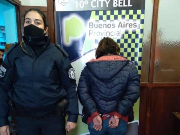 En City Bell una joven reaccionó violentamente frente a la policía y la llevaron detenida