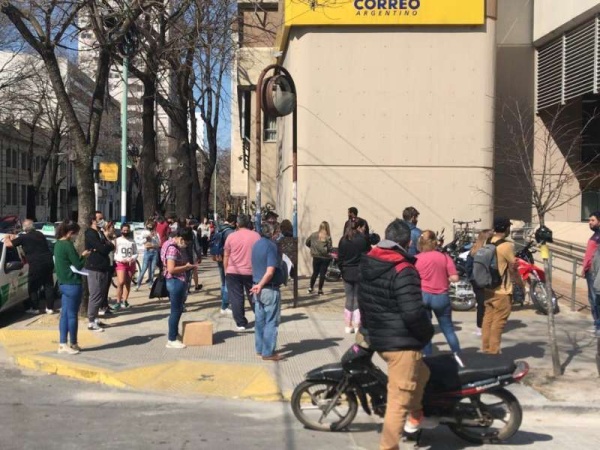 Indignación por la falta de distanciamiento social en el Correo Argentino de La Plata